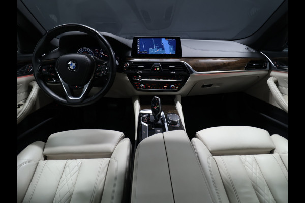 BMW 5 Serie Touring 530i High Executive Luxury Line [LUCHTVERING, SCHUIFKANTELDAK, MEMORY SEATS, HEAD-UP, ACTIVE PROTECTION, STUURVERWARMING, ACHTERUITRIJCAMERA, PDC V+A, STOELVERWARMING, BMW ADAPTIVE LED, CRUISE, CLIMATE, BLUETOOTH, NIEUWSTAA