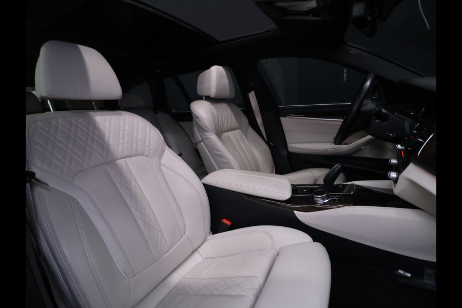 BMW 5 Serie Touring 530i High Executive Luxury Line [LUCHTVERING, SCHUIFKANTELDAK, MEMORY SEATS, HEAD-UP, ACTIVE PROTECTION, STUURVERWARMING, ACHTERUITRIJCAMERA, PDC V+A, STOELVERWARMING, BMW ADAPTIVE LED, CRUISE, CLIMATE, BLUETOOTH, NIEUWSTAA