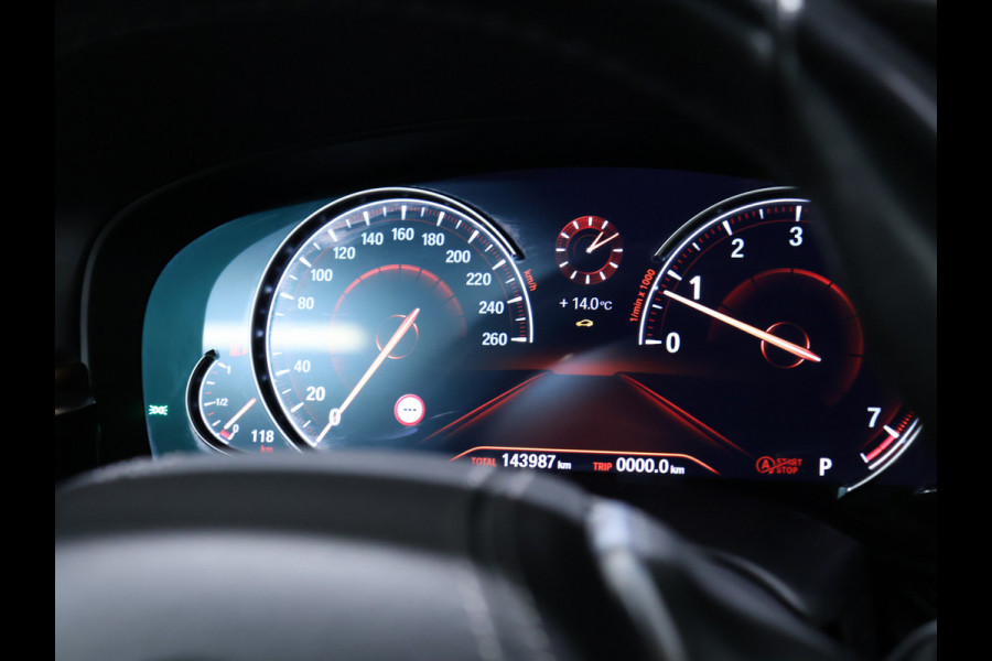 BMW 5 Serie Touring 530i High Executive Luxury Line [LUCHTVERING, SCHUIFKANTELDAK, MEMORY SEATS, HEAD-UP, ACTIVE PROTECTION, STUURVERWARMING, ACHTERUITRIJCAMERA, PDC V+A, STOELVERWARMING, BMW ADAPTIVE LED, CRUISE, CLIMATE, BLUETOOTH, NIEUWSTAA