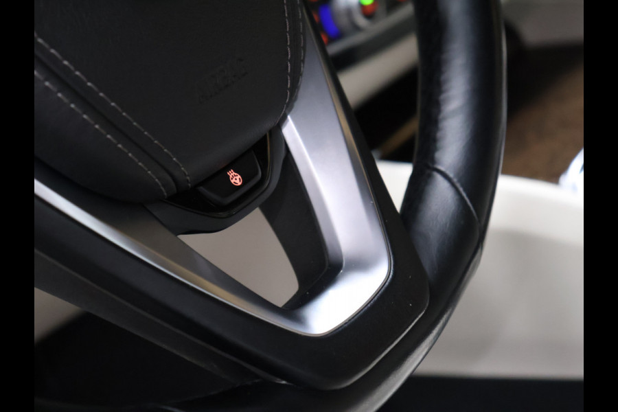 BMW 5 Serie Touring 530i High Executive Luxury Line [LUCHTVERING, SCHUIFKANTELDAK, MEMORY SEATS, HEAD-UP, ACTIVE PROTECTION, STUURVERWARMING, ACHTERUITRIJCAMERA, PDC V+A, STOELVERWARMING, BMW ADAPTIVE LED, CRUISE, CLIMATE, BLUETOOTH, NIEUWSTAA