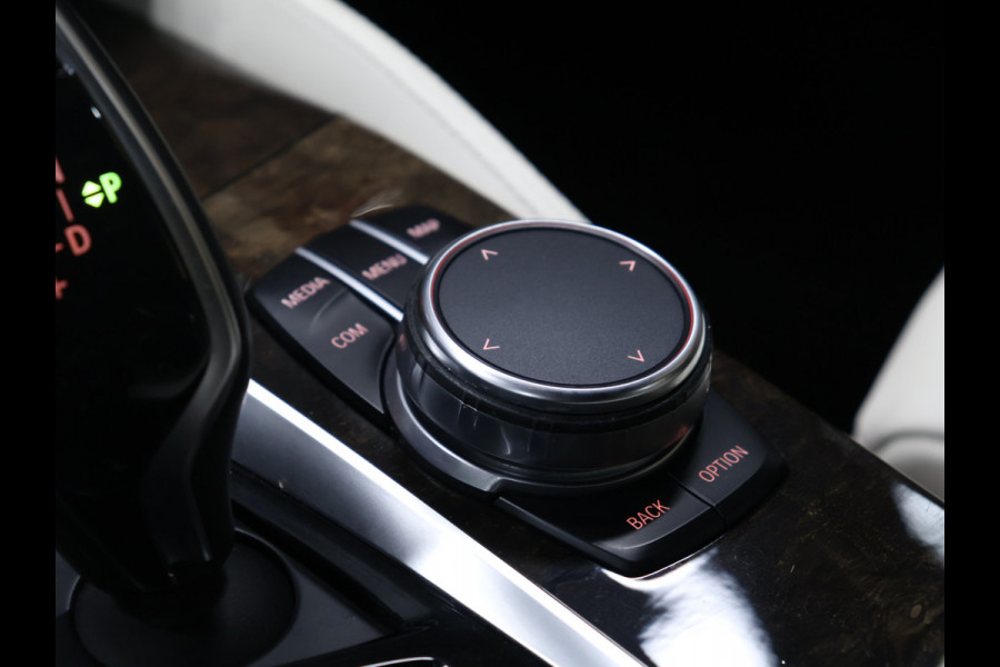 BMW 5 Serie Touring 530i High Executive Luxury Line [LUCHTVERING, SCHUIFKANTELDAK, MEMORY SEATS, HEAD-UP, ACTIVE PROTECTION, STUURVERWARMING, ACHTERUITRIJCAMERA, PDC V+A, STOELVERWARMING, BMW ADAPTIVE LED, CRUISE, CLIMATE, BLUETOOTH, NIEUWSTAA