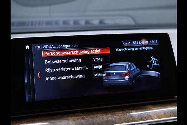 BMW 5 Serie Touring 530i High Executive Luxury Line [LUCHTVERING, SCHUIFKANTELDAK, MEMORY SEATS, HEAD-UP, ACTIVE PROTECTION, STUURVERWARMING, ACHTERUITRIJCAMERA, PDC V+A, STOELVERWARMING, BMW ADAPTIVE LED, CRUISE, CLIMATE, BLUETOOTH, NIEUWSTAA