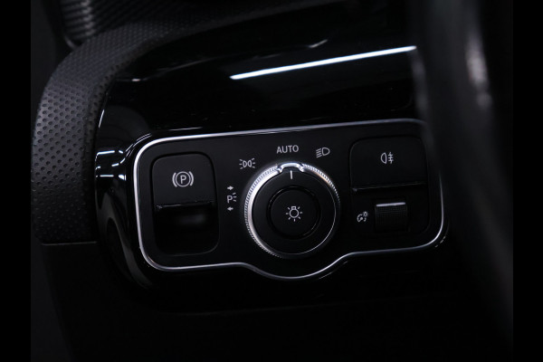 Mercedes-Benz A-Klasse 200 AMG Sport [SPORTSTOELEN, CAMERA, PDC V+A, STOELVERWARMING, CLIMATE CONTROL, CRUISE CONTROL, BLUETOOTH, NAVIGATIE, FLIPPERS, NIEUWSTAAT]