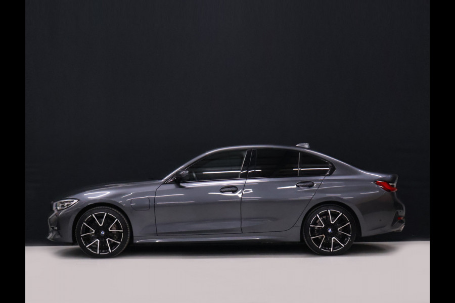 BMW 3-serie 330e Sport Line [APPLE CARPLAY, VOL LEDER, CAMERA, CRUISE CONTROL, ANDROID AUTO, PDC V+A, STOELVERWARMING, AUTOMATISCHE AIRCO, BMW LED, TREKHAAK, NIEUWSTAAT]