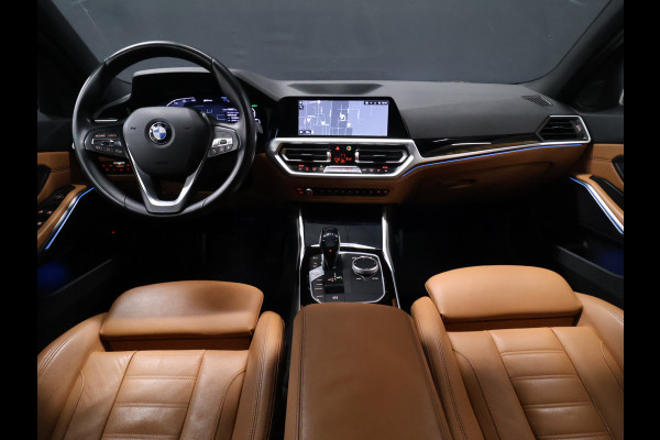 BMW 3-serie 330e Sport Line [APPLE CARPLAY, VOL LEDER, CAMERA, CRUISE CONTROL, ANDROID AUTO, PDC V+A, STOELVERWARMING, AUTOMATISCHE AIRCO, BMW LED, TREKHAAK, NIEUWSTAAT]