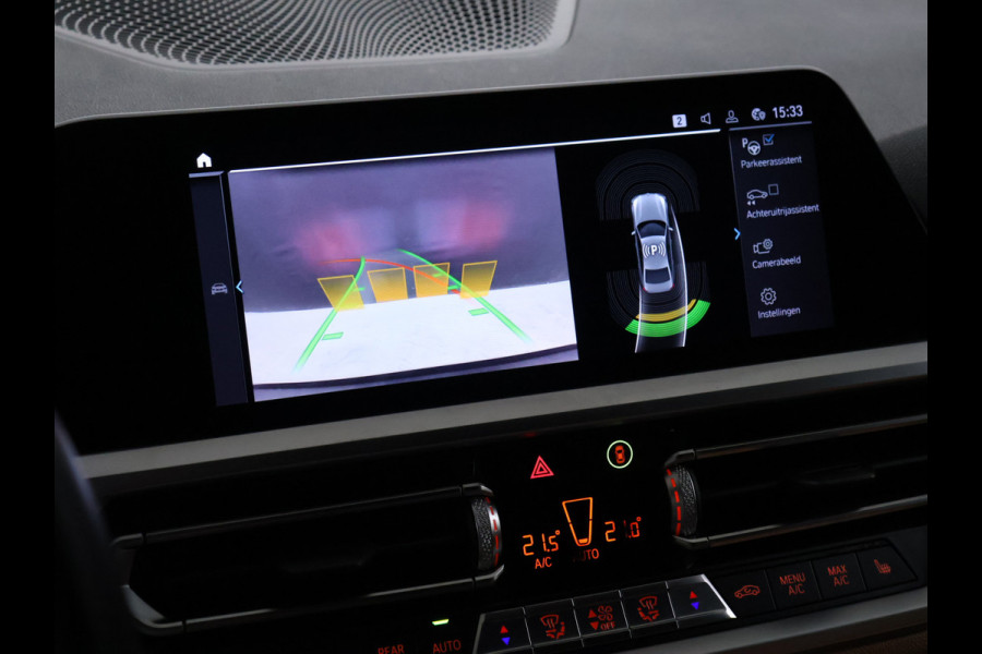 BMW 3-serie 330e Sport Line [APPLE CARPLAY, VOL LEDER, CAMERA, CRUISE CONTROL, ANDROID AUTO, PDC V+A, STOELVERWARMING, AUTOMATISCHE AIRCO, BMW LED, TREKHAAK, NIEUWSTAAT]