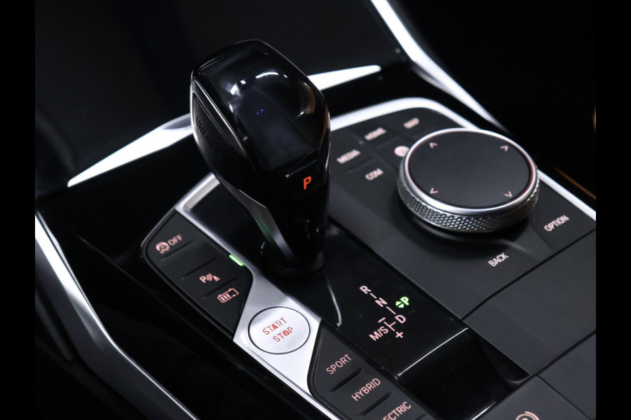 BMW 3-serie 330e Sport Line [APPLE CARPLAY, VOL LEDER, CAMERA, CRUISE CONTROL, ANDROID AUTO, PDC V+A, STOELVERWARMING, AUTOMATISCHE AIRCO, BMW LED, TREKHAAK, NIEUWSTAAT]