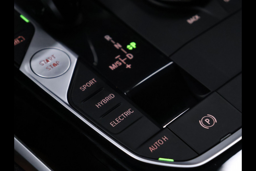 BMW 3-serie 330e Sport Line [APPLE CARPLAY, VOL LEDER, CAMERA, CRUISE CONTROL, ANDROID AUTO, PDC V+A, STOELVERWARMING, AUTOMATISCHE AIRCO, BMW LED, TREKHAAK, NIEUWSTAAT]