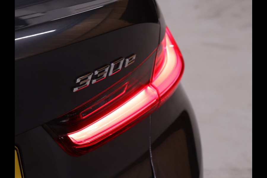 BMW 3-serie 330e Sport Line [APPLE CARPLAY, VOL LEDER, CAMERA, CRUISE CONTROL, ANDROID AUTO, PDC V+A, STOELVERWARMING, AUTOMATISCHE AIRCO, BMW LED, TREKHAAK, NIEUWSTAAT]