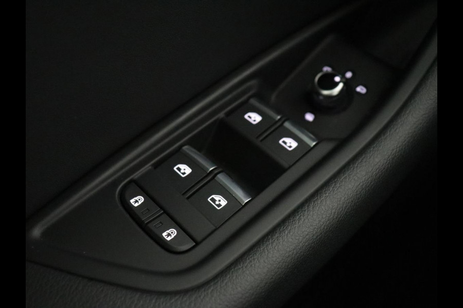Audi A4 35 TFSI S edition Competition | Panoramadak | Stoelverwarming | Virtual Cockpit | Carplay | Half leder | Navigatie | Sportstoelen | Full LED | DAB | Climate control | Cruise control | S Line