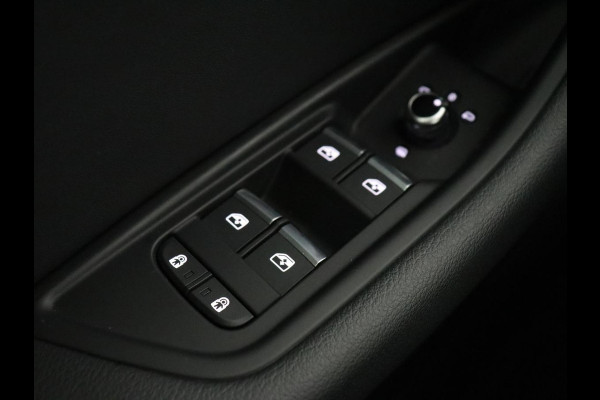 Audi A4 35 TFSI S edition Competition | Panoramadak | Stoelverwarming | Virtual Cockpit | Carplay | Half leder | Navigatie | Sportstoelen | Full LED | DAB | Climate control | Cruise control | S Line
