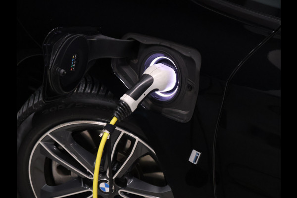 BMW 2 Serie Active Tourer 225xe iPerformance High Executive [CAMERA, HEAD UP DISPLAY, LEDER SPORTSTOELEN, STOELVERWARMING, NIEUWSTAAT]