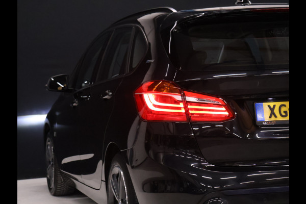 BMW 2 Serie Active Tourer 225xe iPerformance High Executive [CAMERA, HEAD UP DISPLAY, LEDER SPORTSTOELEN, STOELVERWARMING, NIEUWSTAAT]