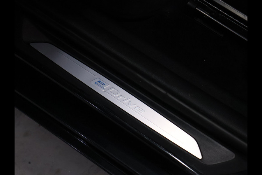 BMW 2 Serie Active Tourer 225xe iPerformance High Executive [CAMERA, HEAD UP DISPLAY, LEDER SPORTSTOELEN, STOELVERWARMING, NIEUWSTAAT]