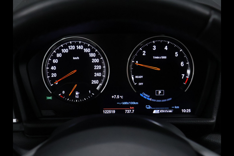 BMW 2 Serie Active Tourer 225xe iPerformance High Executive [CAMERA, HEAD UP DISPLAY, LEDER SPORTSTOELEN, STOELVERWARMING, NIEUWSTAAT]