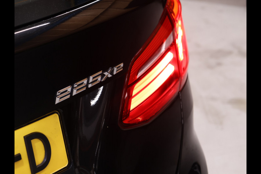 BMW 2 Serie Active Tourer 225xe iPerformance High Executive [CAMERA, HEAD UP DISPLAY, LEDER SPORTSTOELEN, STOELVERWARMING, NIEUWSTAAT]