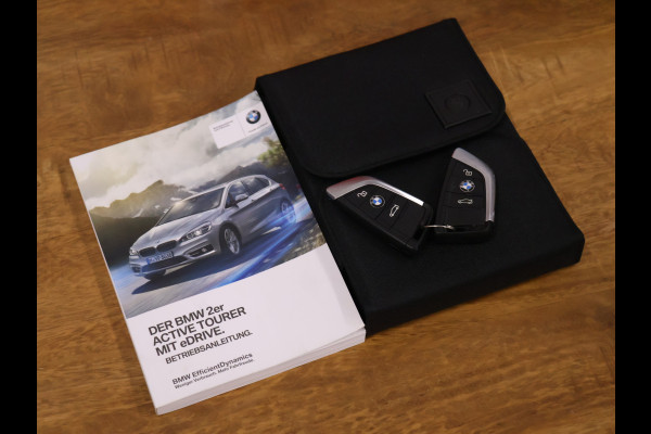 BMW 2 Serie Active Tourer 225xe iPerformance High Executive [CAMERA, HEAD UP DISPLAY, LEDER SPORTSTOELEN, STOELVERWARMING, NIEUWSTAAT]