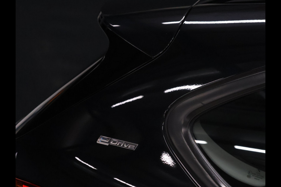 BMW 2 Serie Active Tourer 225xe iPerformance High Executive [CAMERA, HEAD UP DISPLAY, LEDER SPORTSTOELEN, STOELVERWARMING, NIEUWSTAAT]