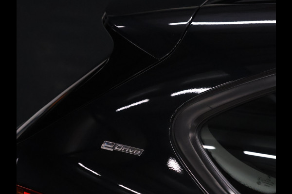 BMW 2 Serie Active Tourer 225xe iPerformance High Executive [CAMERA, HEAD UP DISPLAY, LEDER SPORTSTOELEN, STOELVERWARMING, NIEUWSTAAT]