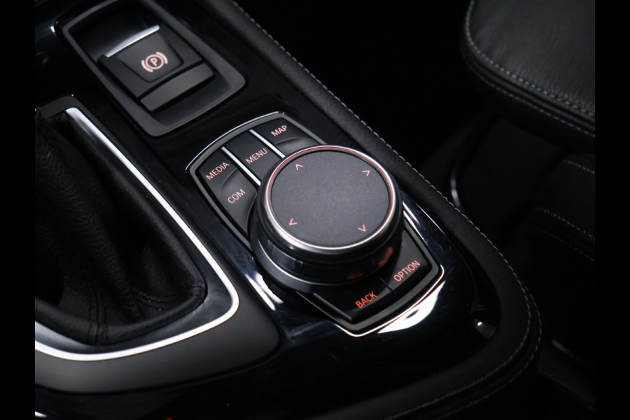 BMW 2 Serie Active Tourer 225xe iPerformance High Executive [CAMERA, HEAD UP DISPLAY, LEDER SPORTSTOELEN, STOELVERWARMING, NIEUWSTAAT]