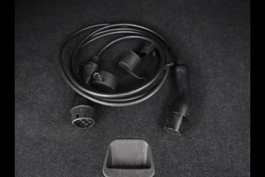 Volvo XC40 Recharge P8 AWD R Design | Stoel & stuurverwarming | Harman/Kardon | Adaptive cruise | Carplay | Navigatie | Keyless | Leder/Alcantara | Parkeerhulp | Full LED