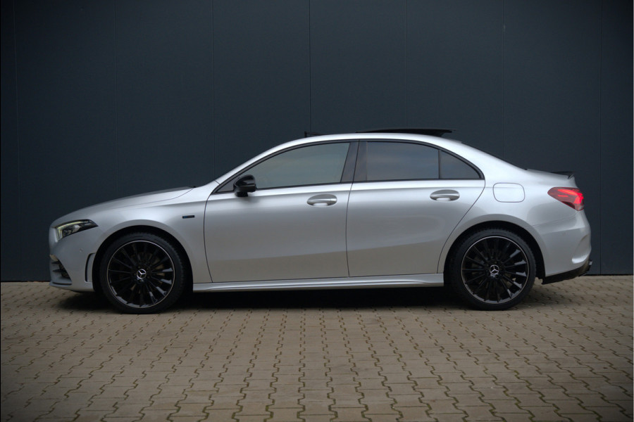 Mercedes-Benz A-Klasse 250 e Advantage AMG | Panoramadak | Burmester | Stoelverwarming | Memory Seat | Cruise Control | Camera | Apple Carplay | Ambiance Verlichting | Night Pakket | Keyless |