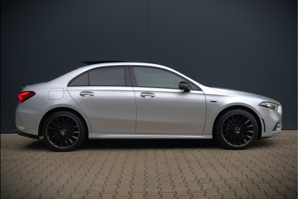 Mercedes-Benz A-Klasse 250 e Advantage AMG | Panoramadak | Burmester | Stoelverwarming | Memory Seat | Cruise Control | Camera | Apple Carplay | Ambiance Verlichting | Night Pakket | Keyless |
