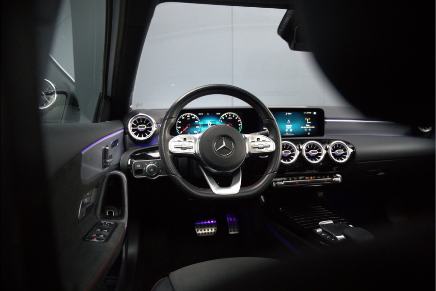 Mercedes-Benz A-Klasse 250 e Advantage AMG | Panoramadak | Burmester | Stoelverwarming | Memory Seat | Cruise Control | Camera | Apple Carplay | Ambiance Verlichting | Night Pakket | Keyless |
