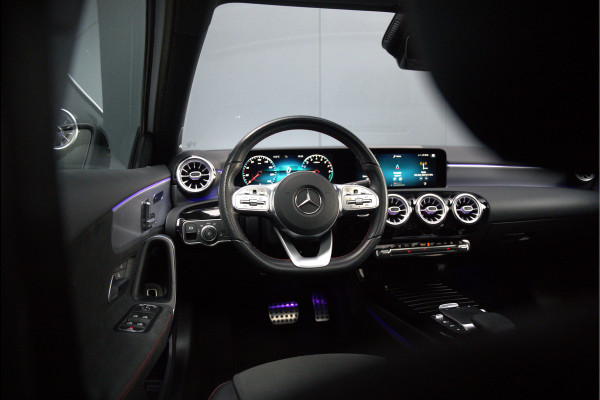 Mercedes-Benz A-Klasse 250 e Advantage AMG | Panoramadak | Burmester | Stoelverwarming | Memory Seat | Cruise Control | Camera | Apple Carplay | Ambiance Verlichting | Night Pakket | Keyless |