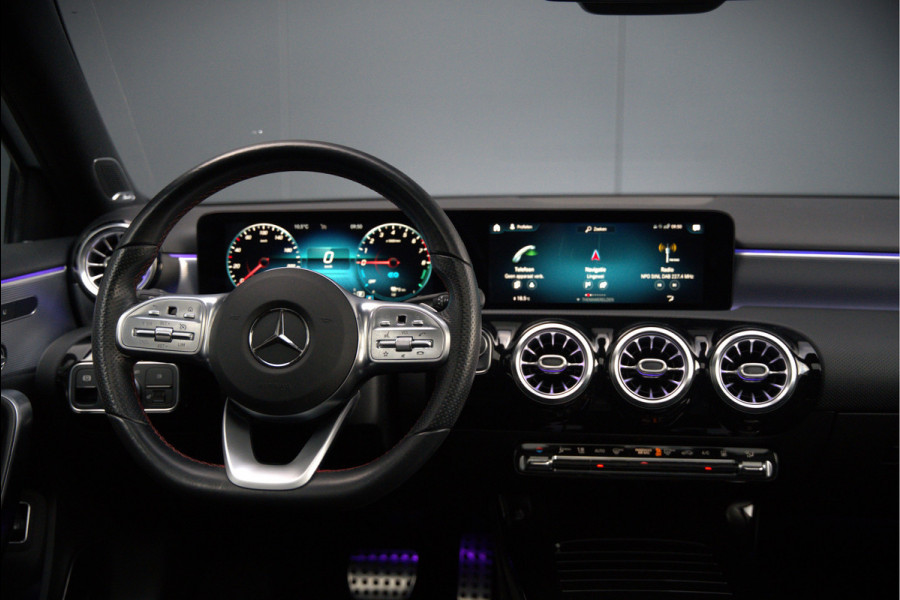 Mercedes-Benz A-Klasse 250 e Advantage AMG | Panoramadak | Burmester | Stoelverwarming | Memory Seat | Cruise Control | Camera | Apple Carplay | Ambiance Verlichting | Night Pakket | Keyless |