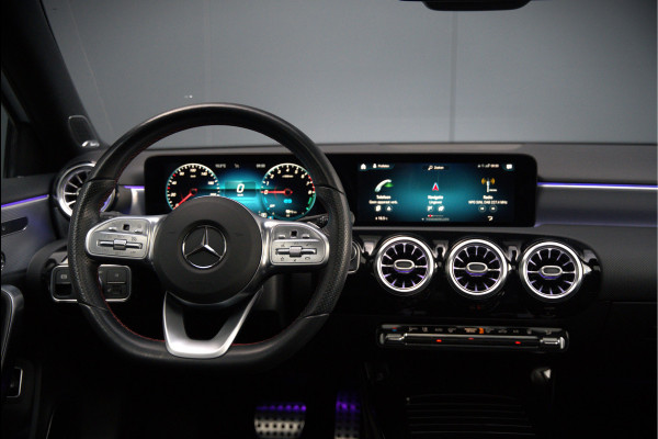Mercedes-Benz A-Klasse 250 e Advantage AMG | Panoramadak | Burmester | Stoelverwarming | Memory Seat | Cruise Control | Camera | Apple Carplay | Ambiance Verlichting | Night Pakket | Keyless |