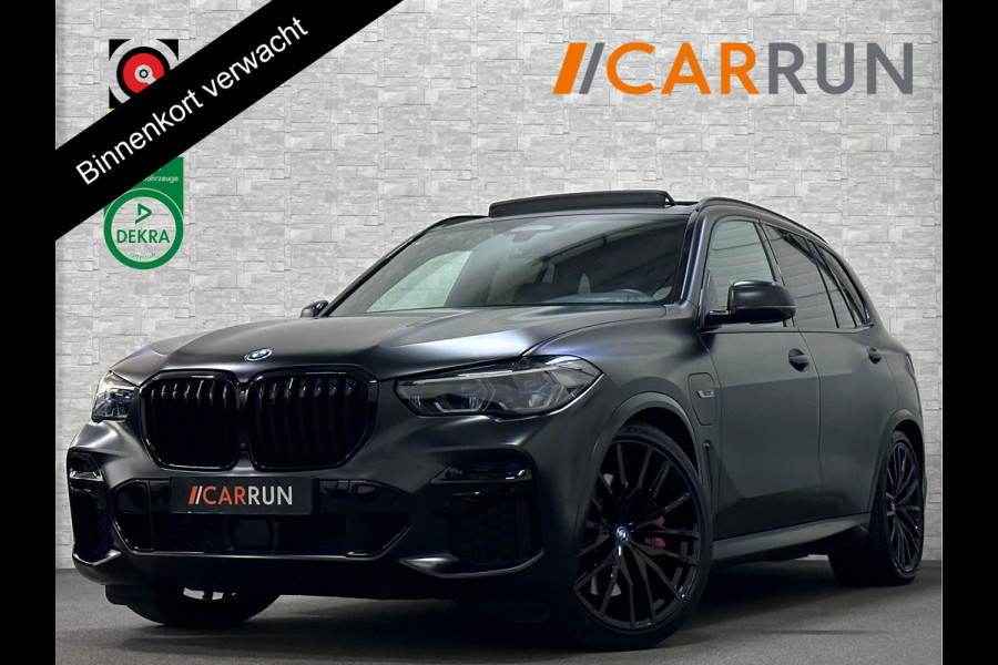 BMW X5 45e | M Sportseats | Frozen Black | Carbon | 360 Camera | Skylounce | ACC | Stoel Massage & Ventilatie | Indiv. Leder | Laser-LE Softclose | Achterasbesturing | Glasapplicatie | Stuur en achterbank verwarming | TH | 4-Zone | Isolatieglas | 22" | Bovag garantie.