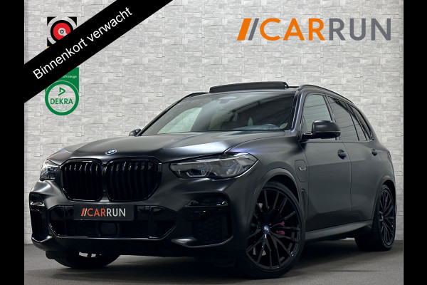 BMW X5 45e | M Sportseats | Frozen Black | Carbon | 360 Camera | Skylounce | ACC | Stoel Massage & Ventilatie | Indiv. Leder | Laser-LE Softclose | Achterasbesturing | Glasapplicatie | Stuur en achterbank verwarming | TH | 4-Zone | Isolatieglas | 22" | Bovag garantie.