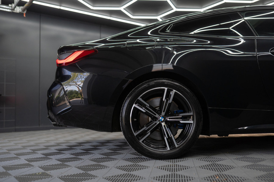 BMW 4 Serie Coupé M440i xDrive High Executive / Adaptive / Pano / 360 / Individual / Stoelverwarming / Memory / Carplay