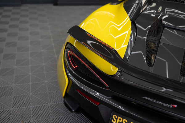 McLaren 570S Spider 570S / Lift / Keramisch / Novitec / Elite paint / Memory / Bowers & Wilkins / Soft close / Camera / LoJack Launch Edition Spider
