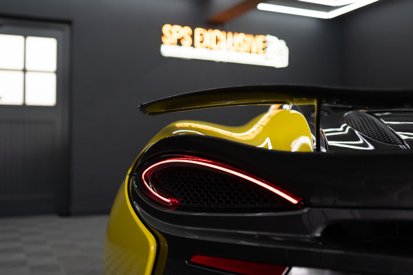 McLaren 570S Spider 570S / Lift / Keramisch / Novitec / Elite paint / Memory / Bowers & Wilkins / Soft close / Camera / LoJack Launch Edition Spider