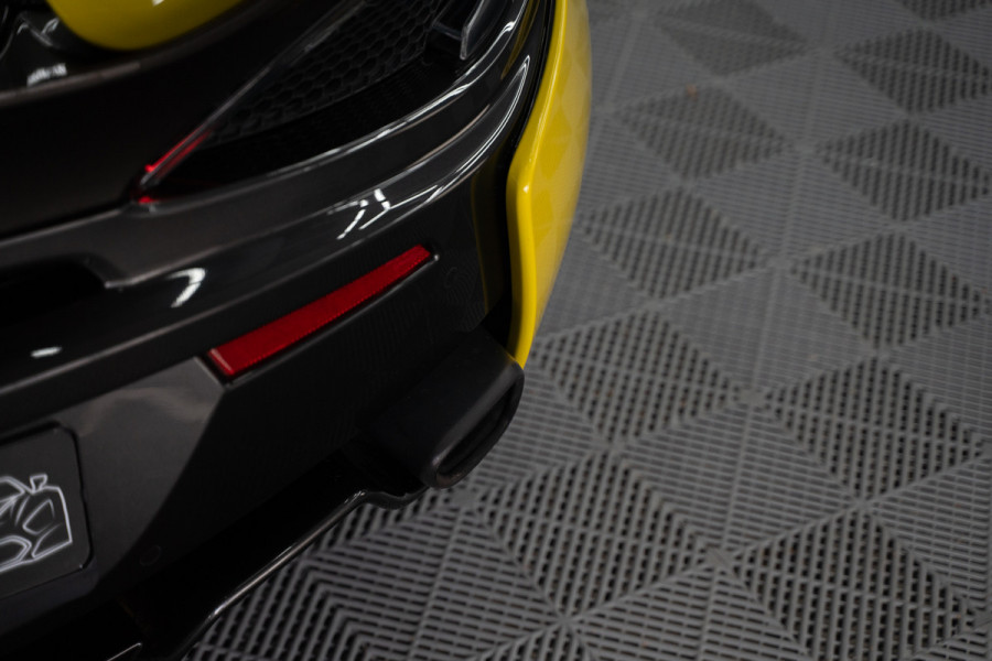 McLaren 570S Spider 570S / Lift / Keramisch / Novitec / Elite paint / Memory / Bowers & Wilkins / Soft close / Camera / LoJack Launch Edition Spider