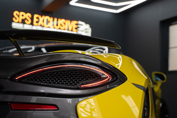 McLaren 570S Spider 570S / Lift / Keramisch / Novitec / Elite paint / Memory / Bowers & Wilkins / Soft close / Camera / LoJack Launch Edition Spider