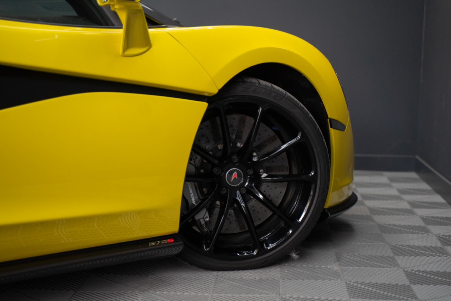 McLaren 570S Spider 570S / Lift / Keramisch / Novitec / Elite paint / Memory / Bowers & Wilkins / Soft close / Camera / LoJack Launch Edition Spider