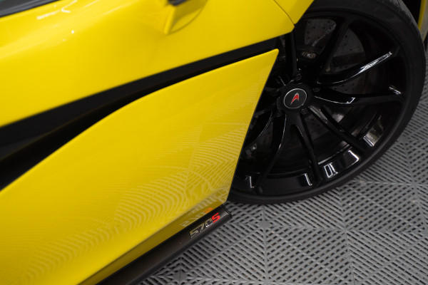 McLaren 570S Spider 570S / Lift / Keramisch / Novitec / Elite paint / Memory / Bowers & Wilkins / Soft close / Camera / LoJack Launch Edition Spider