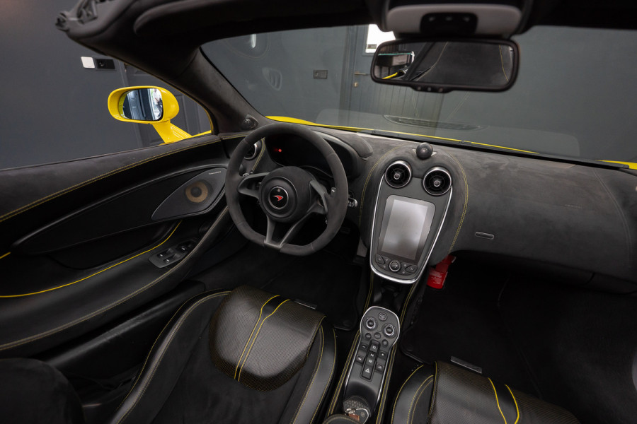 McLaren 570S Spider 570S / Lift / Keramisch / Novitec / Elite paint / Memory / Bowers & Wilkins / Soft close / Camera / LoJack Launch Edition Spider