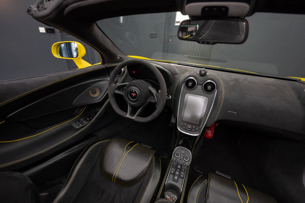 McLaren 570S Spider 570S / Lift / Keramisch / Novitec / Elite paint / Memory / Bowers & Wilkins / Soft close / Camera / LoJack Launch Edition Spider