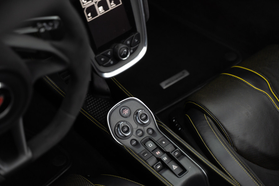 McLaren 570S Spider 570S / Lift / Keramisch / Novitec / Elite paint / Memory / Bowers & Wilkins / Soft close / Camera / LoJack Launch Edition Spider