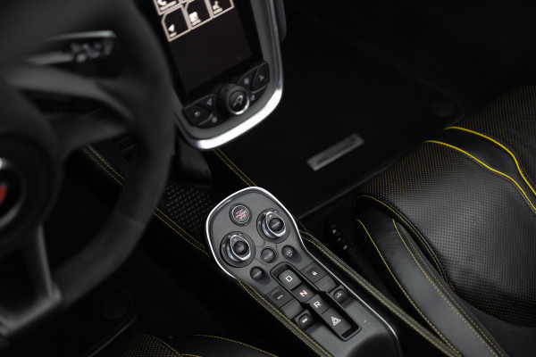 McLaren 570S Spider 570S / Lift / Keramisch / Novitec / Elite paint / Memory / Bowers & Wilkins / Soft close / Camera / LoJack Launch Edition Spider