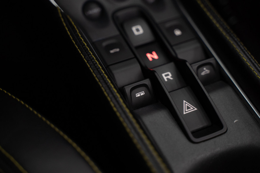 McLaren 570S Spider 570S / Lift / Keramisch / Novitec / Elite paint / Memory / Bowers & Wilkins / Soft close / Camera / LoJack Launch Edition Spider