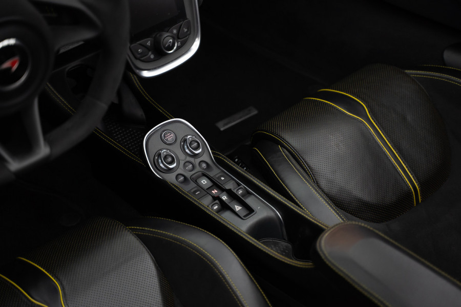 McLaren 570S Spider 570S / Lift / Keramisch / Novitec / Elite paint / Memory / Bowers & Wilkins / Soft close / Camera / LoJack Launch Edition Spider