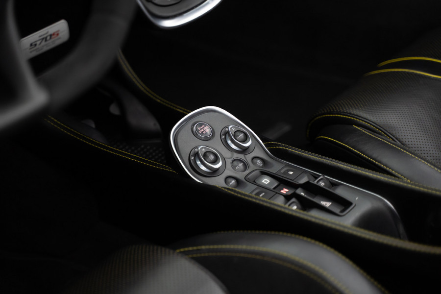 McLaren 570S Spider 570S / Lift / Keramisch / Novitec / Elite paint / Memory / Bowers & Wilkins / Soft close / Camera / LoJack Launch Edition Spider