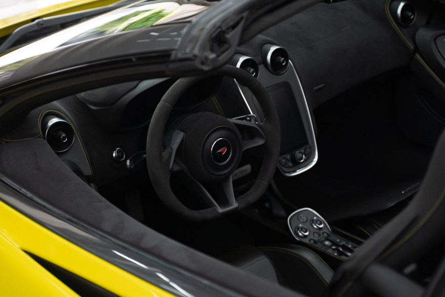 McLaren 570S Spider 570S / Lift / Keramisch / Novitec / Elite paint / Memory / Bowers & Wilkins / Soft close / Camera / LoJack Launch Edition Spider