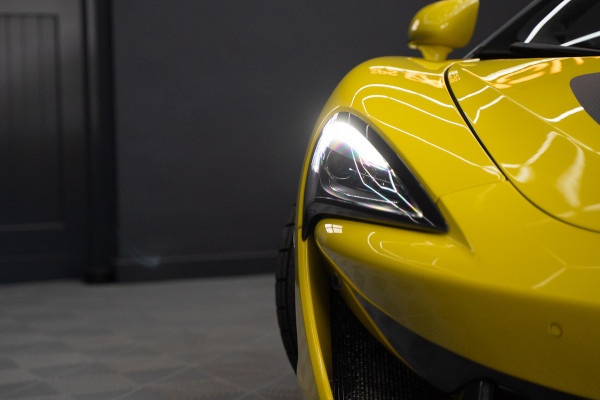 McLaren 570S Spider 570S / Lift / Keramisch / Novitec / Elite paint / Memory / Bowers & Wilkins / Soft close / Camera / LoJack Launch Edition Spider