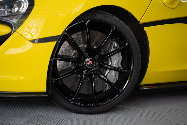 McLaren 570S Spider 570S / Lift / Keramisch / Novitec / Elite paint / Memory / Bowers & Wilkins / Soft close / Camera / LoJack Launch Edition Spider